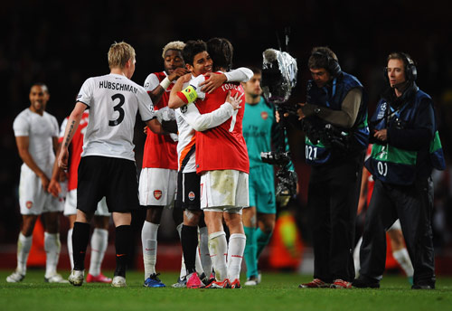 惨败国安后亚泰球员贺一然被自家球迷辱骂，他做出手势回击